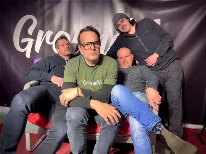 Ground44 aus Niederelbert spielt eigene sowie Coversongs beim Auftritt im Café b-05.  Foto: Christian Mäncher