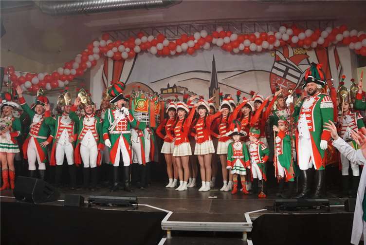 Grün-Weiß-Rot vereint: Die Großen Funken der AKG in der Mitte des Kölner Tradtionskorps Altstädter 1922 e.V..  Foto: privat