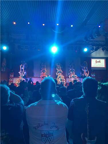 Grün-Weißen Funken vom Zippchen e.V. aus Kölsch -Büllesbach begeisterten mit spektakulären Hebungen.  Foto: Nina Wambach