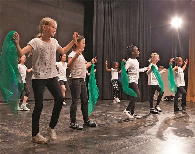 Grün ist die Farbe Irlands, und grün waren auch die Tücher, die die Niederbachemer Grundschülerinnen bei ihren irischen Tanz schwangen. VJ