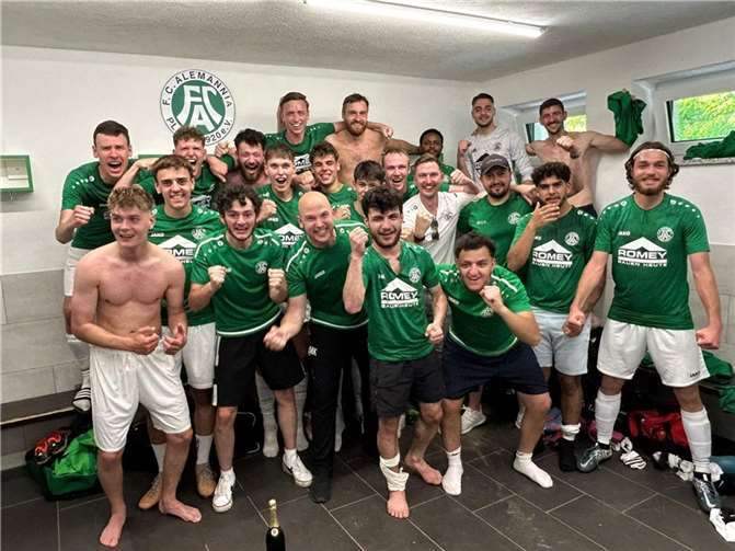 Grün-weißer Meisterjubel am Pommerhof. Foto: FC Alemannia Plaidt