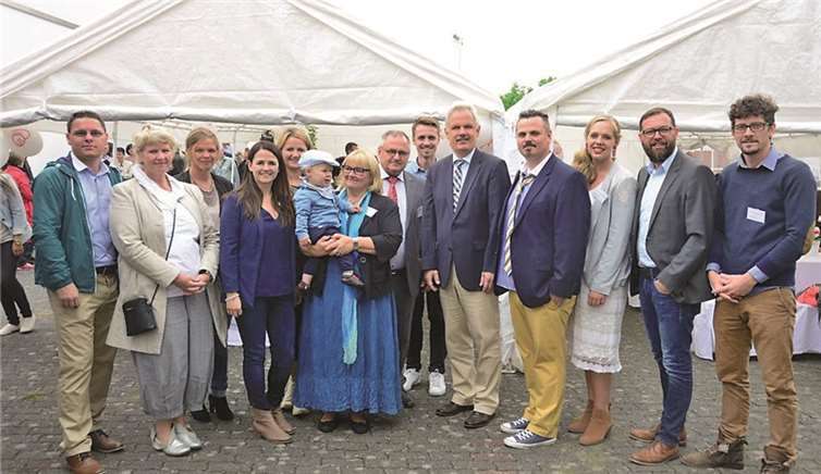 Gründerehepaar Helene und Albert Wentland mit Familie, Führungsteam und Bürgermeister Stefan Raetz. privat