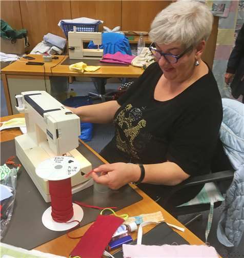 Gründerin Petra Fix beim Nähen von Mundmasken.