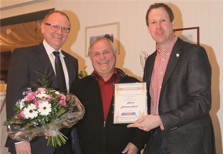 Gründungsmitglied Dietmar Henk wurde für sein langjähriges Engagement in der FWG Maifeld geehrt. privat