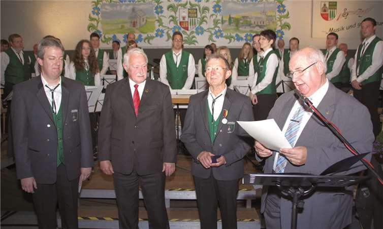 Gründungsmitglied Ewald Friedrich (2.v.r.) wurde mit der Verdienstmedaille des Landesmusikverbandes Rheinland-Pfalz ausgezeichnet.