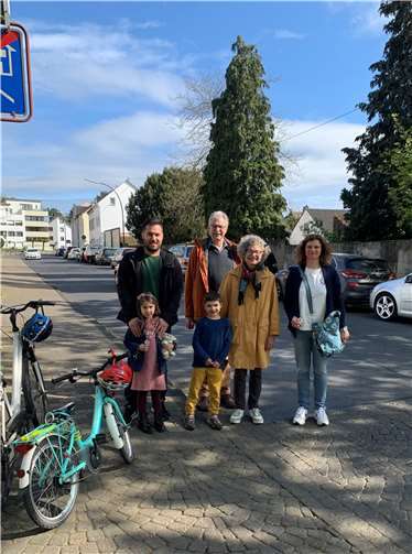 Grüne Stadtrats- und OV-Mitglieder an der Einmündung der Unteren Vallendarer Straße auf den Yzeurer Platz.