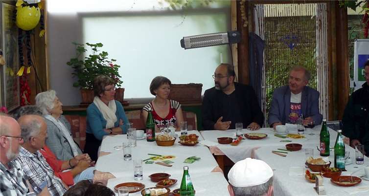 Grünen-Bundestagsabgeordneter Omid Nouripour im Gespräch mit den Fraktionsmitgliedern.privat