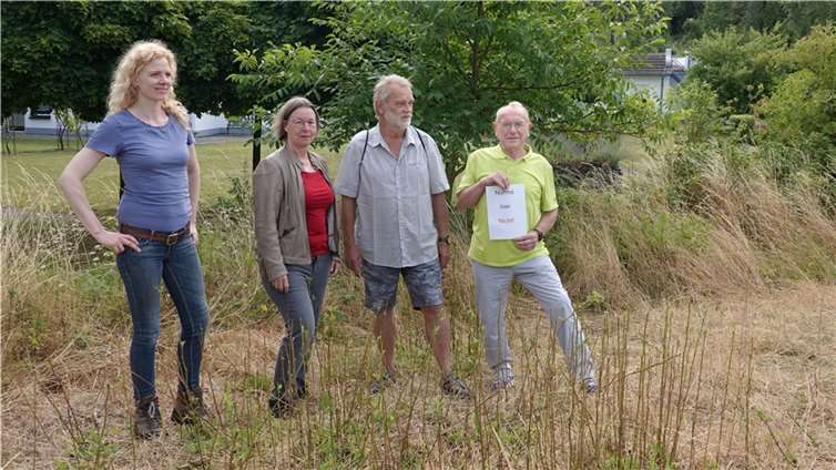 Grünen Fraktionsmitglieder Leni Weber, Jutta Dietz und Armin Rau sowie Ralf-Dietmar Klaus (Sprecher des Grünen-Ortsverbandes, 2.v.re.) machten sich ein Bild von der 9.000 m² großen Fläche zwischen L 111 und Brohlbach. Fotos: Albert Dietz