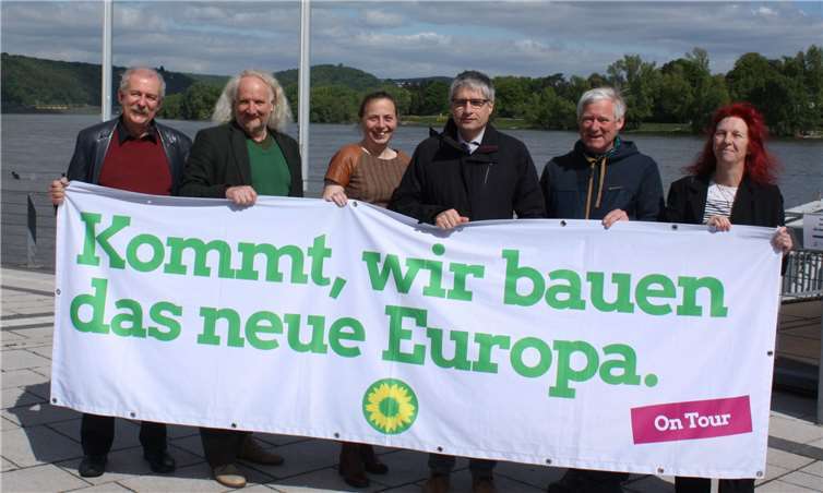 Grünen-Vertreter aus Remagen und dem Ahrkreis mit Sven Giegold (3. v. re.) am Rhein. Foto: privat