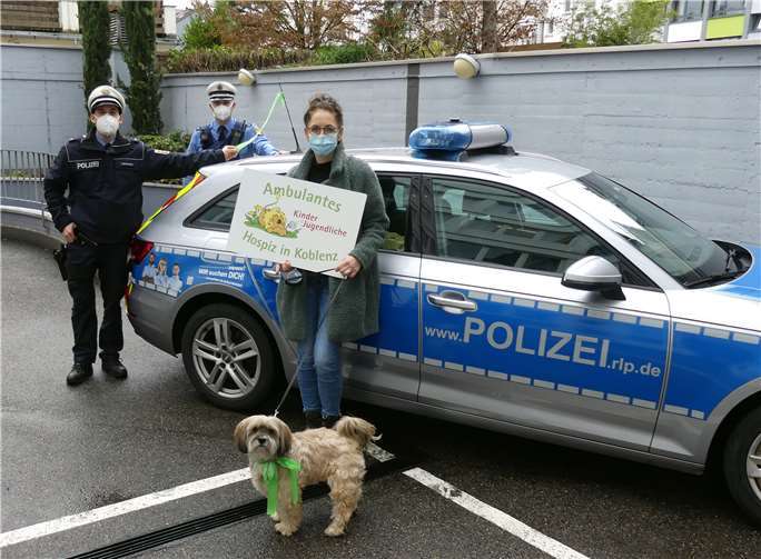 Grünes Band der Solidarität: Katja Masendorf vom ambulanten Kinder- und Jugendhospiz Koblenz freut sich über die Unterstützung des Polizeipräsidiums Koblenz bei dieser Aktion anlässlich des „Tages der Kinderhospizarbeit“.Quelle: Koblenzer Hospizverein