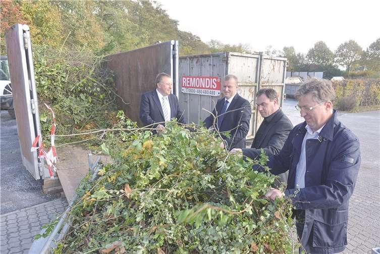 Grüngut aus der Grafschaft: Dr. Jürgen Pföhler v.li., Achim Juchem, Michael Birkenbeil (AWB) und Volker Siefke (Gemeinde Grafschaft) in der neuen Annahmestelle. KV-AW