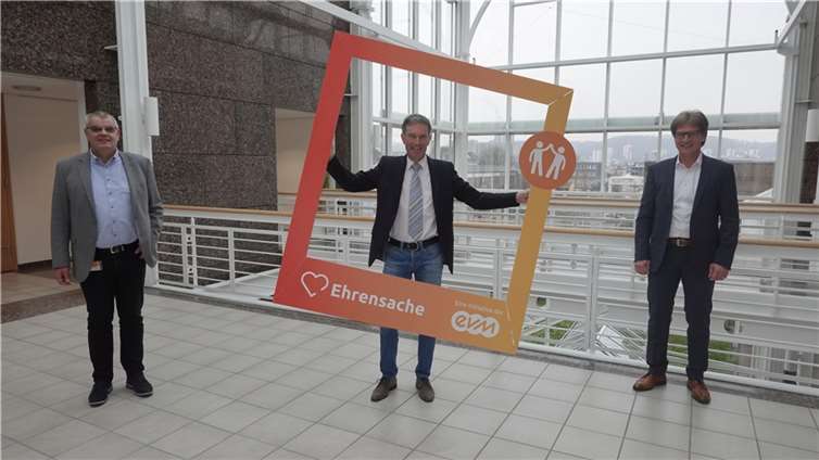 Grüße aus der Ferne: Das Team der kommunalen Betreuung bei der evm freut sich, die Flutopfer der Stadt Sinzig mit 2.000 Euro zu unterstützen. Die offizielle Spendenübergabe inklusive Fototermin musste aufgrund der Corona-Pandemie leider ausfallen. Quelle: evm