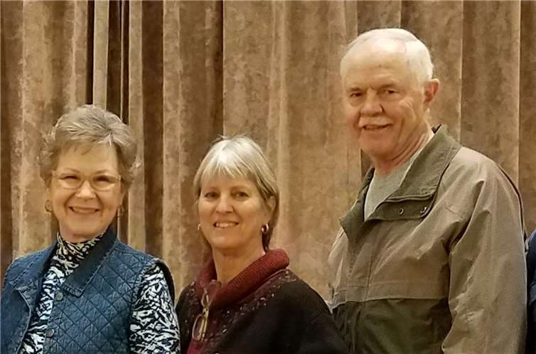 Grüße aus der Partnerstadt Fredericksburg an die DTG: v.l. Vizepräsidentin Annabel Wilkinson, Molly Sagebiel, Präsident Joe Kammlah. Foto: SCV