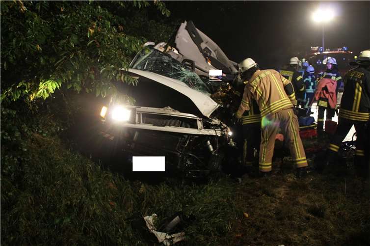 Fahrer eines Autotransporters lebensgefährlich verletzt Grund für den Unfall war vermutlich Unachtsamkeit oder ein Sekundenschlaf. Fotos: Polizeiautobahnstation Emmelshausen