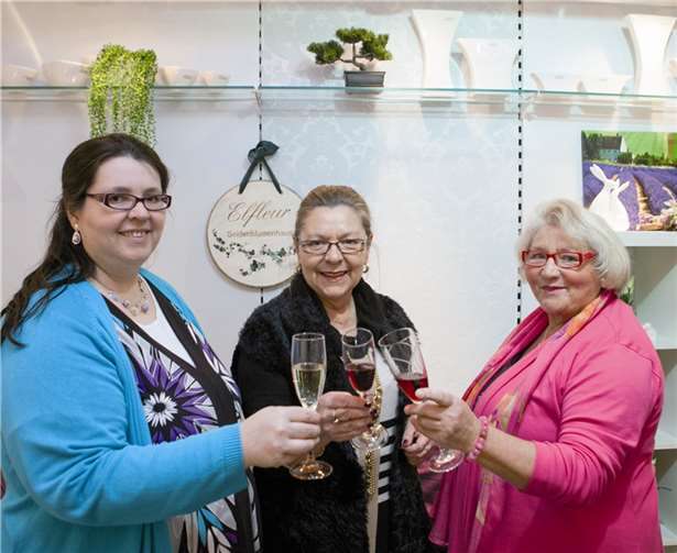 Grund zum Anstoßen hatte Andrea Lehmacher (l.) jetzt in der Telegrafenstraße 34 in Bad Neuenahr, denn sie eröffnete das Seidenblumenhaus Elfleur als neue Chefin nach gelungenem Umbau neu.VJ