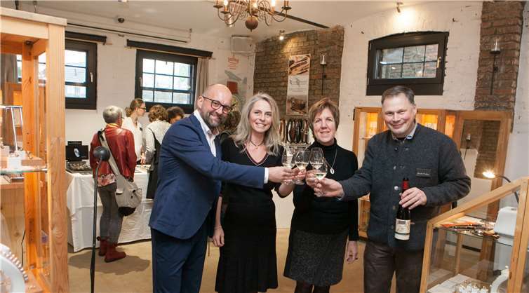 Grund zum Anstoßen hatten bei der Veranstaltung „Schmuck und Wein“ (von links) die Gastgeber Ralph und Sandra Retterath, Kalligraphin Erika Bruckschen und Winzer Martin Müllen. JOST