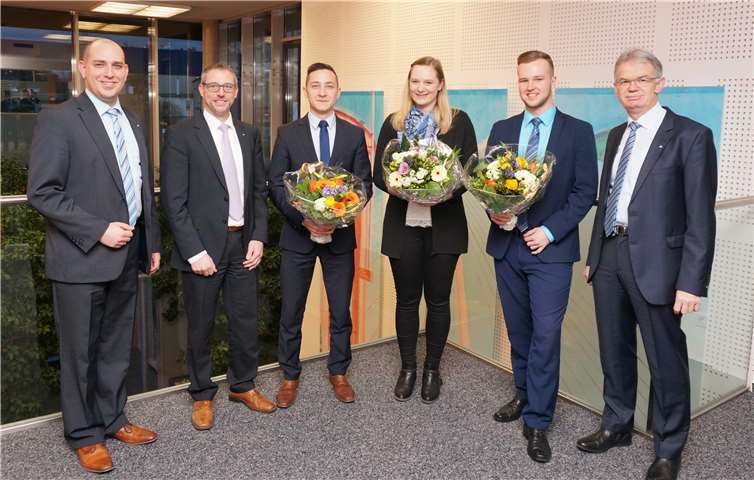 Grund zum Feiern gab es im Raiffeisen Finanzcenter Neuwied (v. l.) Ausbildungsleiter Stefan Wölwer, Vorstand Matthias Herfurth, Vitalij Krugel, Alina Meinke, Niklas Rohrmann und Vorstandssprecher Andreas Harner. VR-Bank Neuwied-Linz