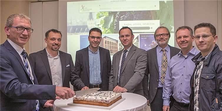 Grund zum Feiern gab es jetzt für das Stadtportal Bad Neuenahr-Ahrweiler, denn es feierte seinen ersten Geburtstag. Bürgermeister Guido Orthen (l.) schnitt dazu die Geburtstagstorte an. JOST