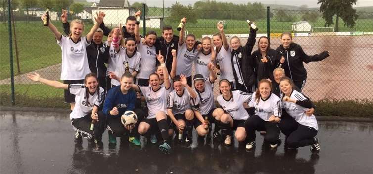 Grund zum Feiern haben die Damen des SV Rengsdorf. In der nächsten Saison geht man in der Rheinlandliga an den Start. privat
