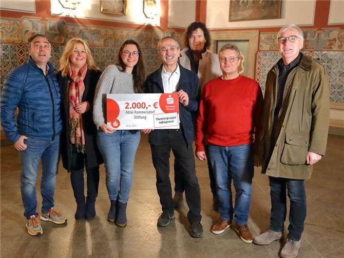 Grund zur Freude bei der Scheckübergabe, Mitglieder der Theatergruppe „INFLAGRANTI“ um Dr. Ute Hartmann (3. v. l.) und der Vorstand der Abtei Rommersdorf-Stiftung mit ihrem Vorsitzenden Dr. Hermann-Josef Richard (4. v. r.). Foto: Wolfgang Hartmann