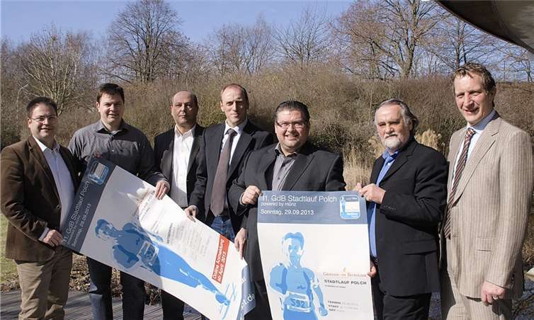 Grund zur Freude hat auch Maximilian Mumm (r.): Der Bürgermeister der Verbandsgemeinde Maifeld wird im sich unter das Starterfeld des zehn Kilometer langen Hauptlaufs mischen.