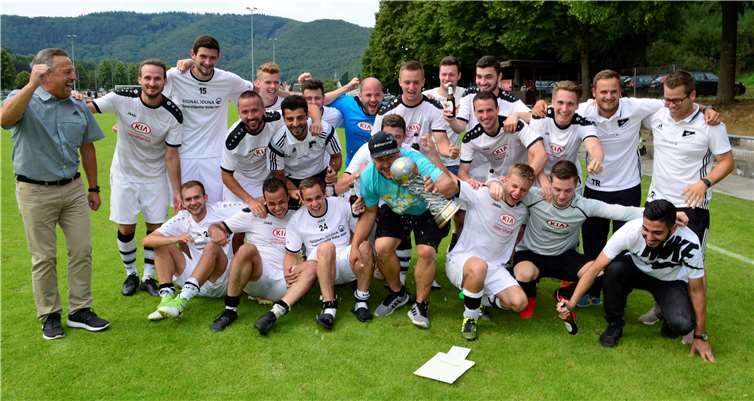Grund zur Freude hat das Team der SG Ellingen/Bonefeld/Willrothüber den gewonnenen Amtspokal. Fotos: HEP