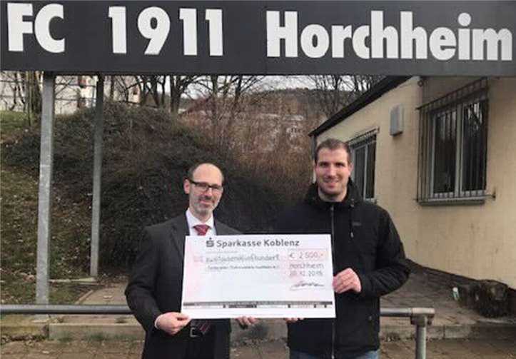 Grund zur Freude hatte Fördervereinsvorsitzender Oliver Junker angesichts des großzügigen Spendenschecks, den Norbert Roth im Namen der Sparkasse überbrachte. Foto: privat