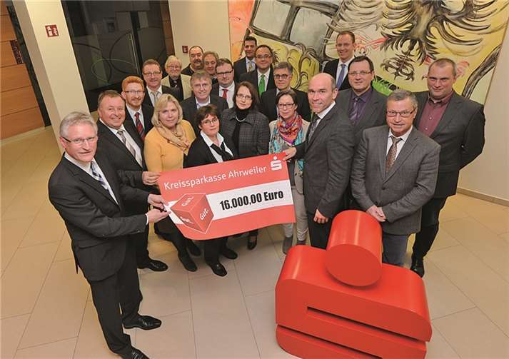 Grund zur Freude hatten die Bürgermeister und Ortsvorsteher der Rheinschiene, denen der KSK-Vorstand Dieter Zimmermann (l.) und Guido Mombauer (4. v. r.) gemeinsam mit dem Verwaltungsratsvorsitzenden Landrat Dr. Jürgen Pföhler (2. v. l.) Fördergelder von insgesamt 16.000 Euro zur Verfügung stellte.privat