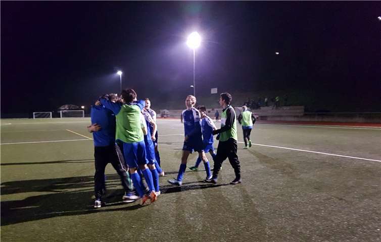 Grund zur Freude hatten die Cochemer A-Junioren: Bis zum Schluss bewiesen die Spieler Moral und konnten so in der letzten Spielminute noch den Siegtreffer erzielen.  privat