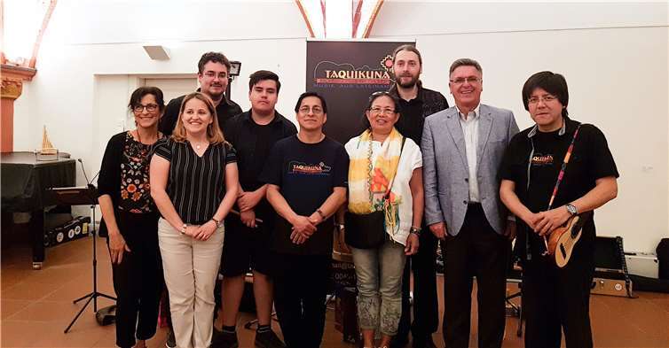 Grund zur Freude hatten die Mitglieder des Clubs Latino Vivo e.V. und des unterstützenden Beirats für Mitgration und Integration: Das Konzert mit Taquikuna war nicht nur künstlerisch beeindruckend, sondern brachte auch 590 Euro Spenden für die gute Sache ein.  privat