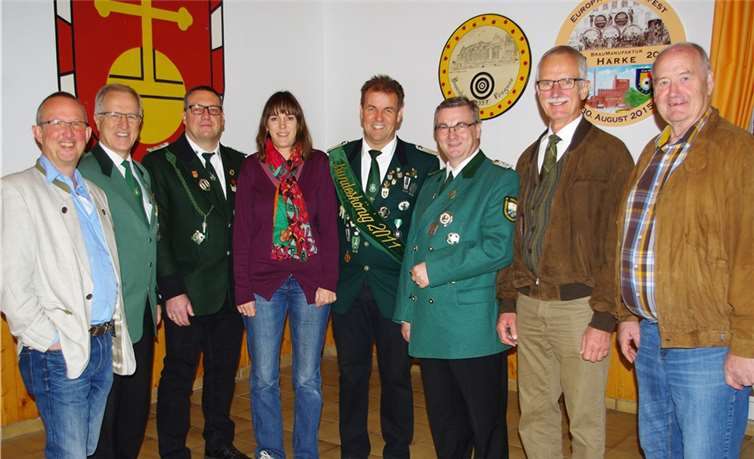 Grund zur Freude hatten (v.li.): Joachim Berens, Josef Dötsch, Dirk Apitz, Anke Stahl, Thomas Stahl, Dr. Alexander Saftig, Arno Schmitz und Theo Neideck. privat