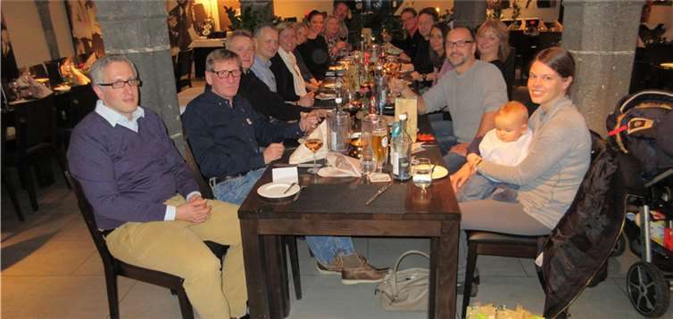 Grundlage..., für den anschließenden Glühwein. Und unser jüngstes Mitglied Jonas Schinnhammer...;-)). privat