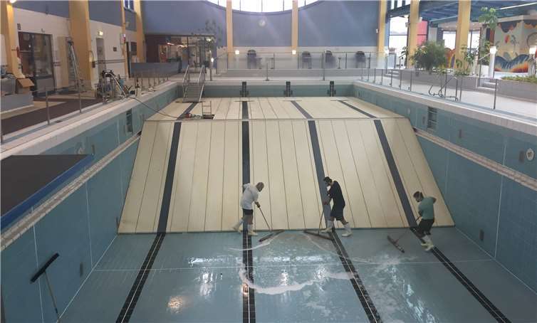 Grundreinigung im Mons-Tabor-Bad: Mit großen Schrubbern arbeiten sich die Schwimmmeister durch das leere Becken.Foto: privat