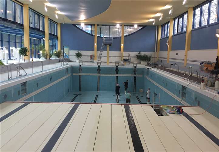 Grundreinigung wörtlich genommen: Knapp vier Meter ist das große Variobecken tief. Auch der Grund des Beckens wird geschrubbt und geprüft.privat