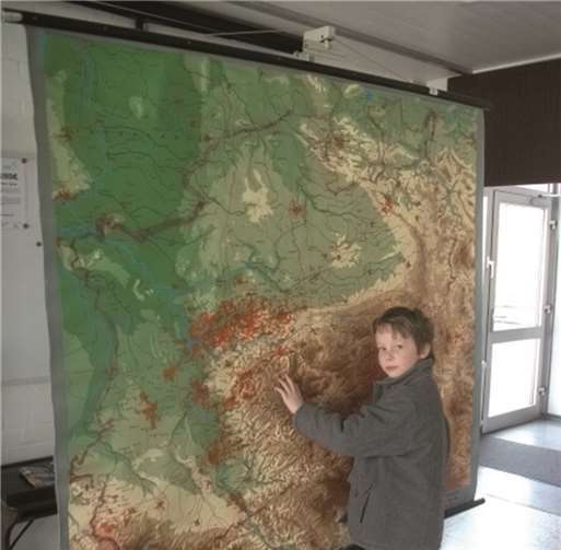 Grundschüler Phillip (8) bestaunt eine historische Karte.