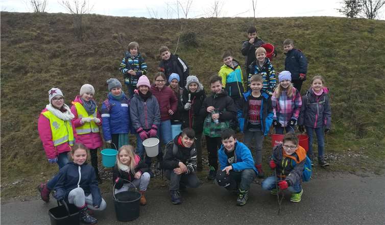 Grundschüler der Grundschule St. Georg beim Umweltprojekttag.privat