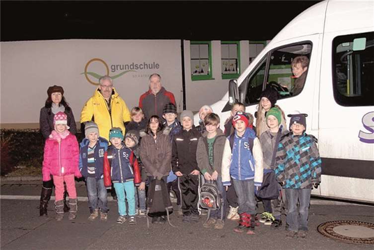 Grundschüler nehmen begeistert am Schwimmkurs teil. privat