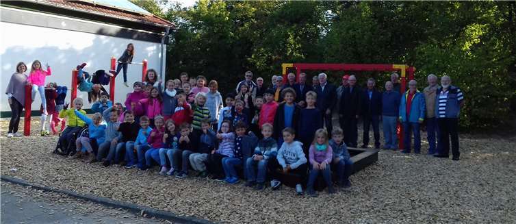 Grundschüler und Helfer freuen sich gleichermaßen über die neuen Spielgeräte. Foto: privat