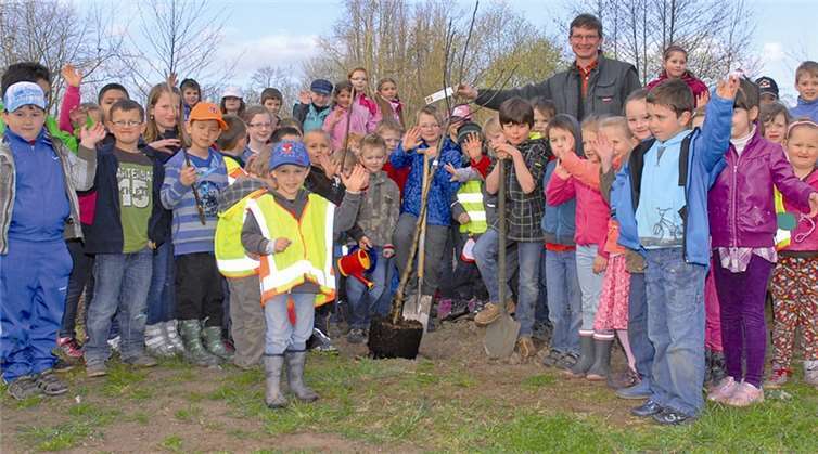 Grundschüler und Kindergartenkinder haben gemeinsam ein Apfelprojekt auf die Beine gestellt. privat