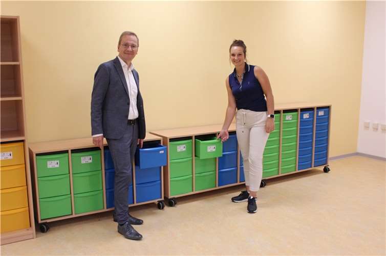 Grundschule: Gemeinsam mit der GEWI-Geschäftsführerin Sofia Lunnebach freut sich Bürgermeister Andreas Geron (l.) über die erste Lieferung der neuen Möbel für die Sinziger Grundschule. 