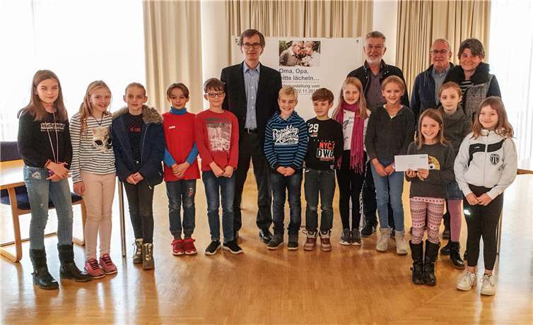 Grundschule St. Katharinen freuten sich gemeinsam mit Bürgermeister Hans-Günter Fischer, Wolfgang Walter und Friedhelm Hommes vom Seniorenbeirat, sowie Nicole Schumacher, der Klassenlehrerin, über das Ergebnis des Fotowettbewerbs. Fotos: Seniorenbüro