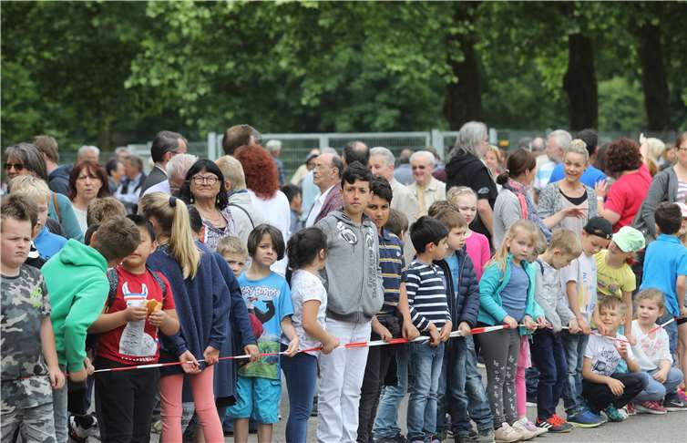 Grundschulen, Kitas und zahlreiche weitere Zuschauersäumten die Rennstrecke an der Bimsstraße.