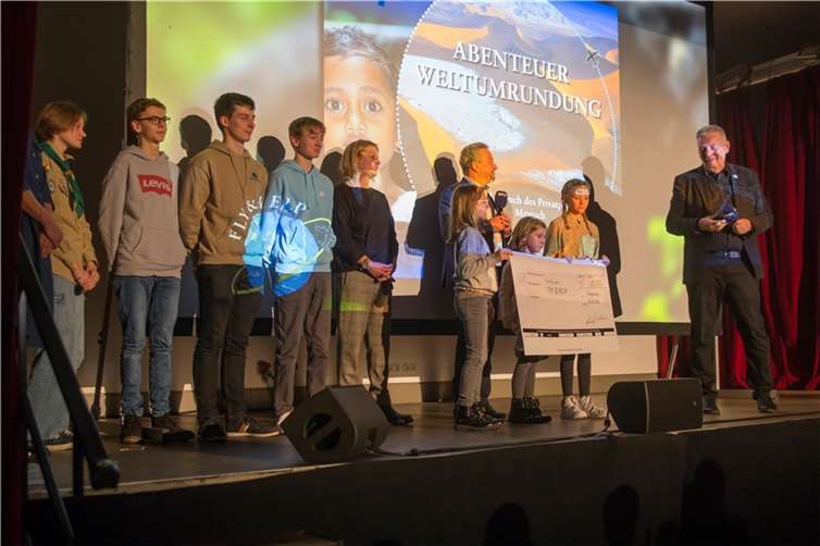 Grundschulkinder, Jugendfeuerwehr und Pfadfinder überreichten gemeinsam mit der Jugendpflege der Verbandsgemeinde einen Scheck über 12.000,00 Euro an Reiner Meutsch.  Foto: VG Rengsdorf Waldbreitbach