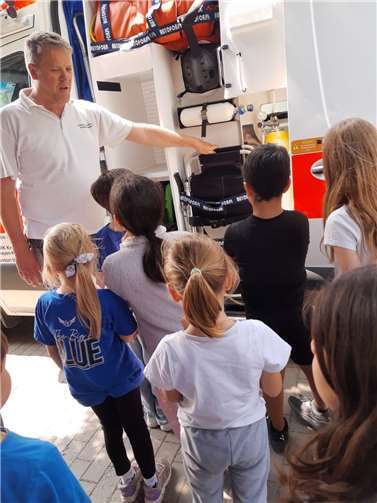 Pflasterdiplom mit Blaulicht: DRK zu Gast an der Lindenbaum Grundschule Grundschulkinder erhalten Pflasterdiplom.