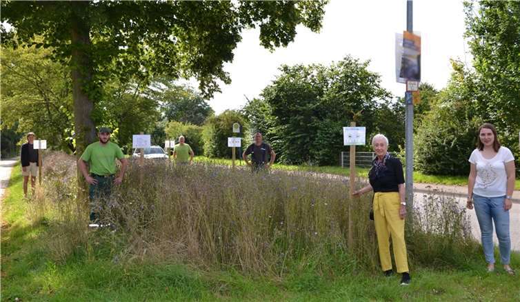 Grundschullehrerin Anna-Carina Saneternik und Ratsfrau Monika Artz überreichten den Stadtgärtnern fröhliche Kinderbilder für die Wildblumenstreifen auf der Kartause.Fotos: Stadt Koblenz