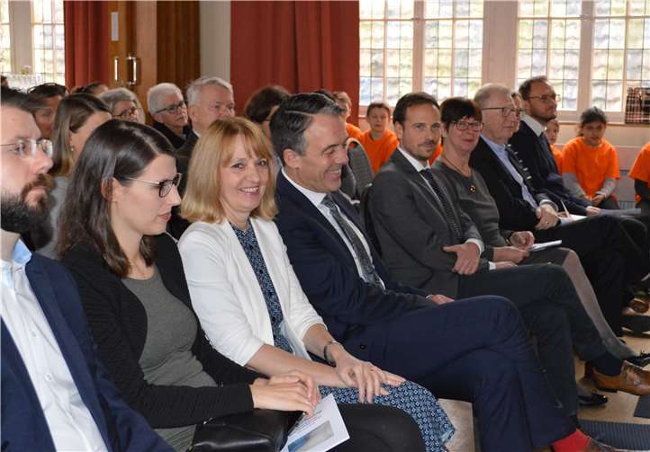 Grundschulleiterin Mechthild Schmitz (3. v. l.) wurde im Gemeindesaal von Oberwinter im Beisein zahlreicher Gäste in die Passivphase der Altersteilzeit verabschiedet. Fotos: AB