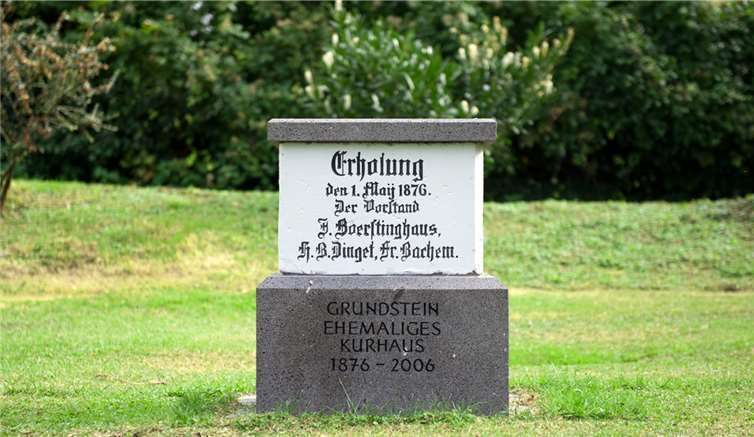 Grundstein_Kurhaus_Breisig.jpg: Der ehemalige Grundstein erinnert heute im Bad Breisiger Kurpark an das einstige Kurhaus.