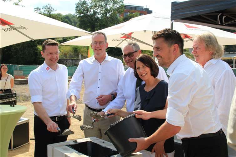 Grundsteinlegung: (von links) Christian Senk, Michael Ebling, Peter Diewald, Daniela Schmitt, Jan Ritter und Martin Pilhatsch. Foto: GS
