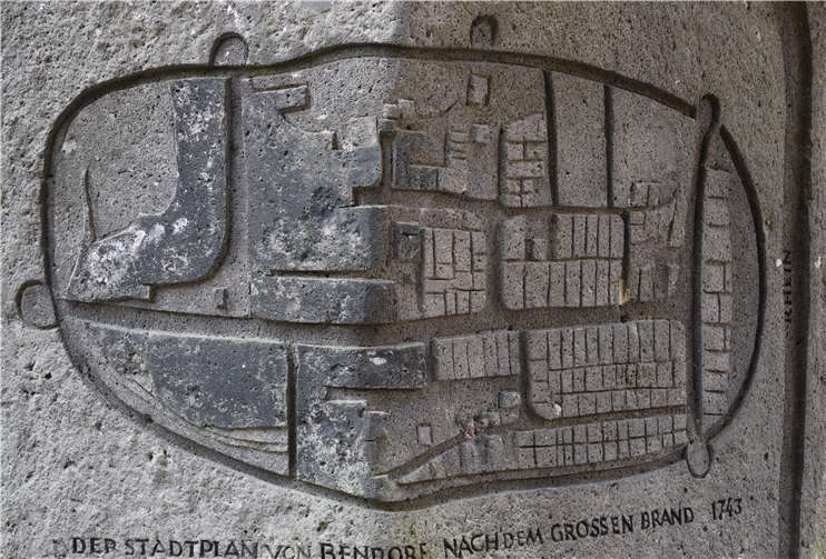 „Grundzeichnung des Fleckens Bendorf“, in Stein gemeißelt auf der Historiensäule im Stadtpark nach dem Original von 1743. Dunkel markiert ist links der abgebrannte Teil des Ortes.privat