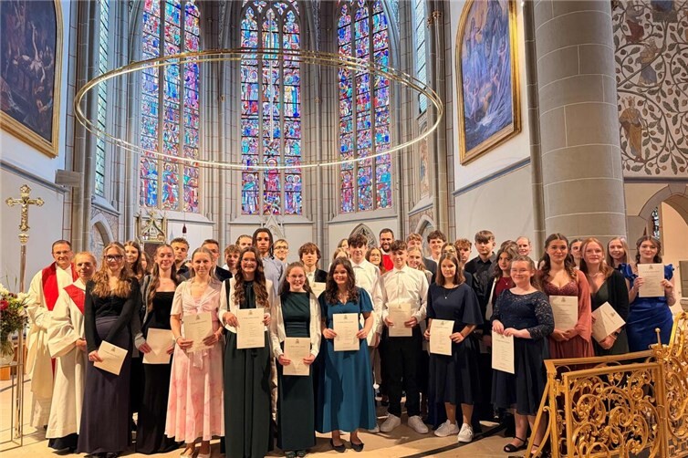 Gruppe: 52 Jugendliche und zwei Erwachsene erhielten das Firmsakrament in der Kirche St. Laurentius in Ahrweiler.
